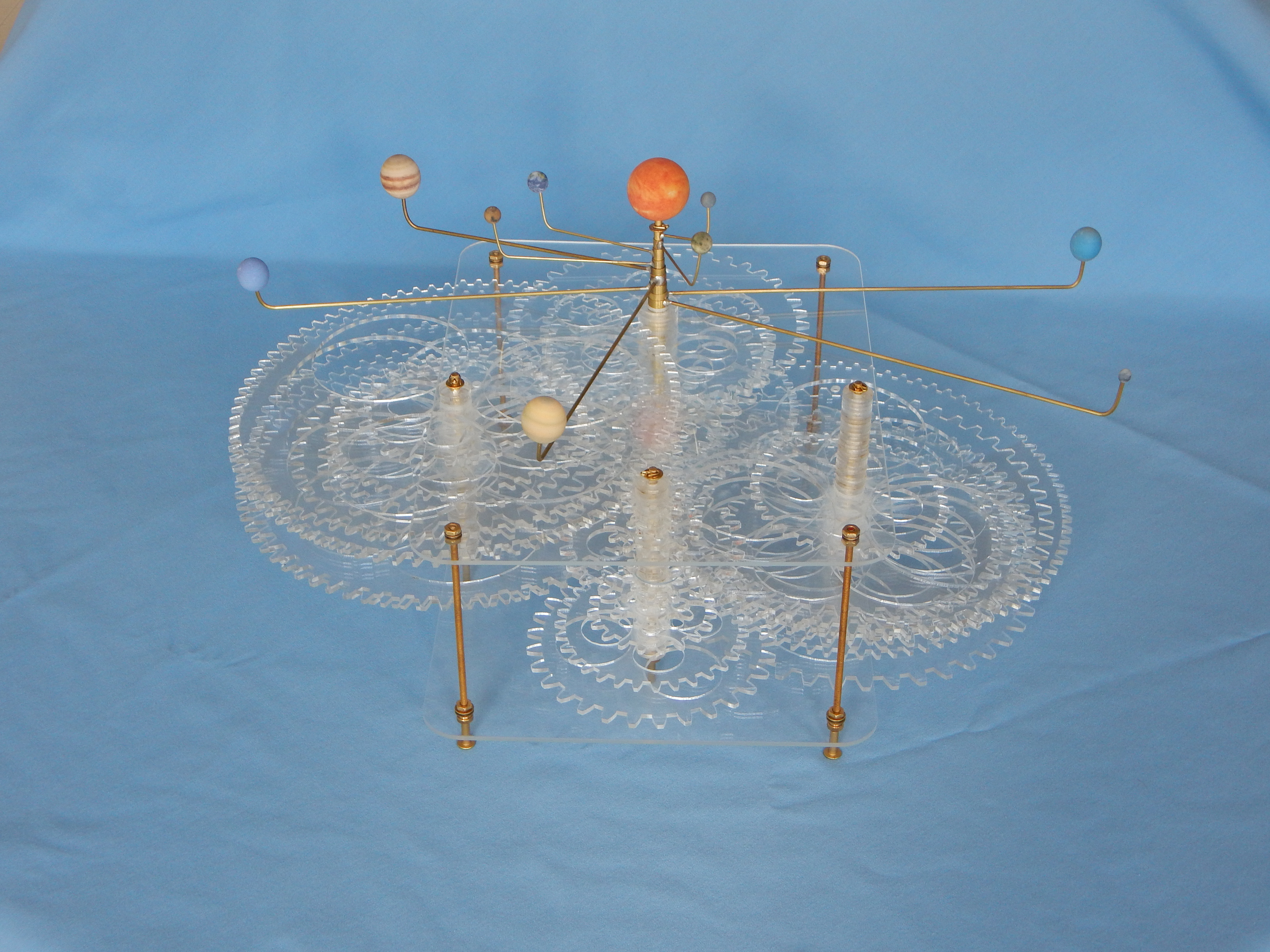 This view provides the best illustration of the gear structure. There are four pivot locations. The planets share the back pivot location and the auxillary stacks (described by the tree in the System Design section) share the front pivot. The left and right axes contain the intermediate gears in each train connecting a planet to the auxillary axes.